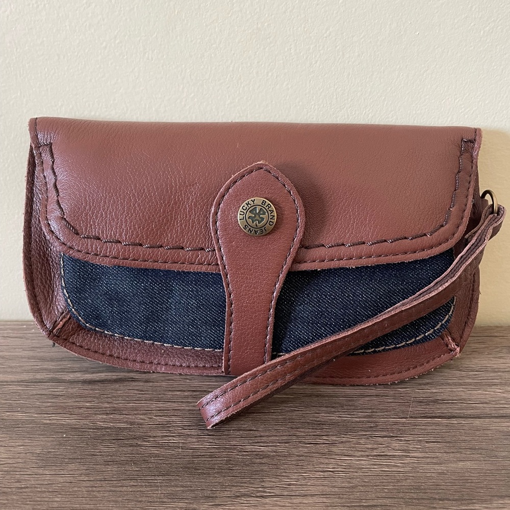 Adorable Lucky Brand wristlet / wallet